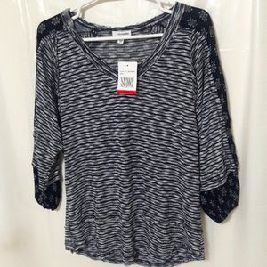 NWT Top navy/wht raglan sleeves elastic